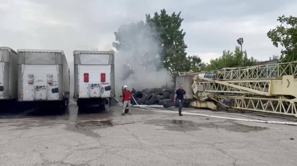 Incendiu puternic într-o parcare plină cu TIR-uri, la Timişoara. Peste 100 de cauciucuri au ars ca o torță | Intervin pompierii 902972
