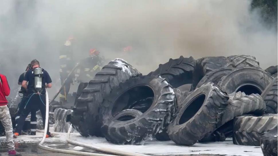 Incendiu puternic într-o parcare plină cu TIR-uri, la Timişoara. Peste 100 de cauciucuri au ars ca o torță | Intervin pompierii 902977