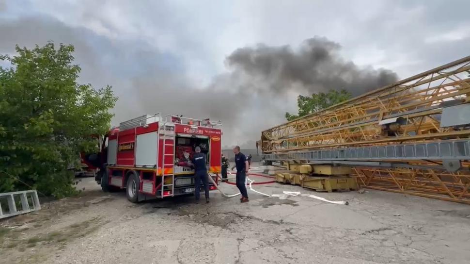 Incendiu puternic într-o parcare plină cu TIR-uri, la Timişoara. Peste 100 de cauciucuri au ars ca o torță | Intervin pompierii 902978