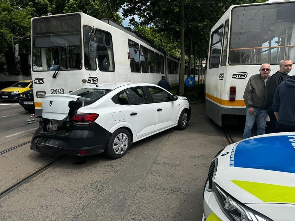 Momentul în care două tramvaie din Bucureşti au zdrobit o maşină. Şoferul şi pasagerul au fost duşi la spital 902946