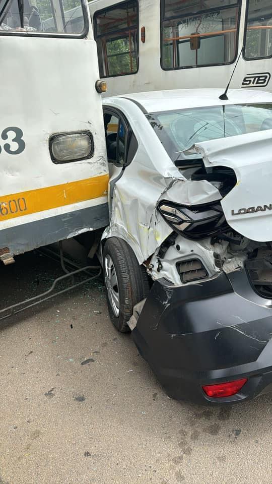 Momentul în care două tramvaie din Bucureşti au zdrobit o maşină. Şoferul şi pasagerul au fost duşi la spital 902947