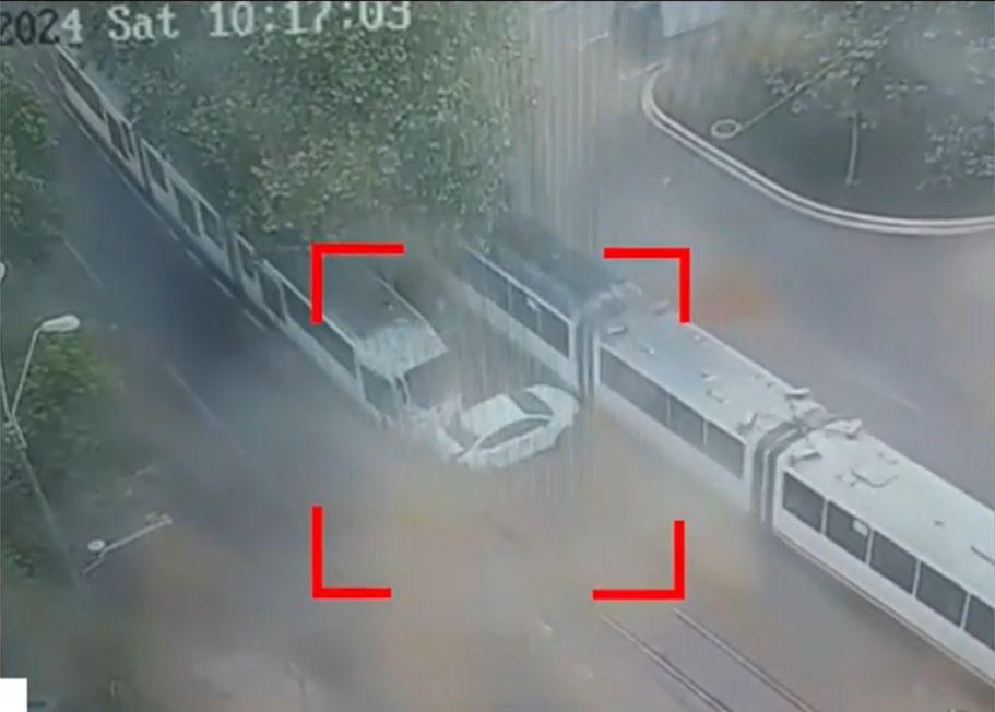 Momentul în care două tramvaie din Bucureşti au zdrobit o maşină. Şoferul şi pasagerul au fost duşi la spital 902950