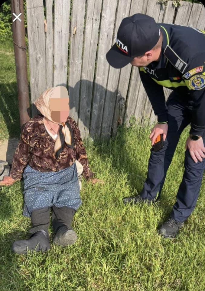 O bătrână din Botoșani, flămândă de câteva zile, a fost găsită așteptându-și fiul la poartă. "S-a terminat mâncarea" | Gestul de omenie făcut de doi polițiști 903187