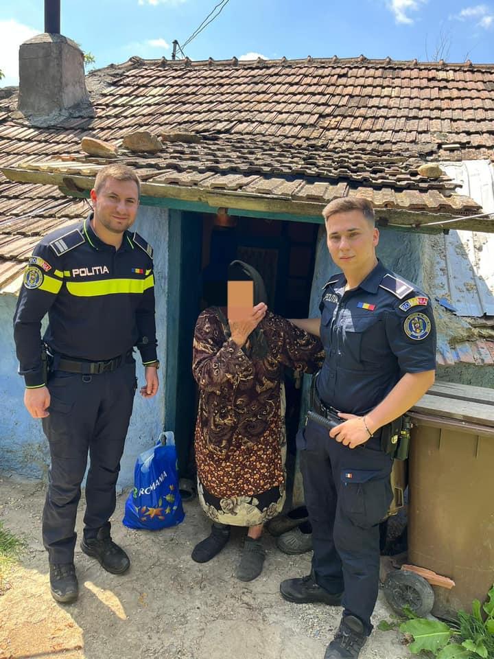 O bătrână din Botoșani, flămândă de câteva zile, a fost găsită așteptându-și fiul la poartă. "S-a terminat mâncarea" | Gestul de omenie făcut de doi polițiști 903188