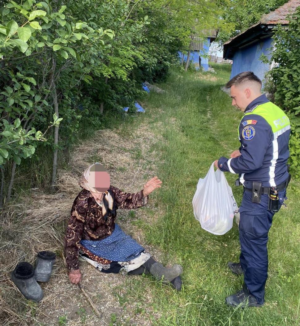 O bătrână din Botoșani, flămândă de câteva zile, a fost găsită așteptându-și fiul la poartă. "S-a terminat mâncarea" | Gestul de omenie făcut de doi polițiști 903189