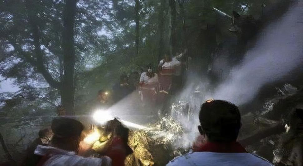 Primele imagini cu epava elicopterului în care a murit președintele Iranului. Ebrahim Raisi și-a găsit sfârșitul într-un aparat american Bell 212 903120