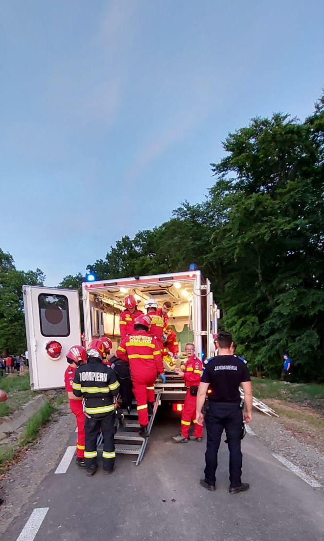 Accidentul cu opt victime din Bistrița-Năsăud, provocat de un tânăr de 16 ani. Băiatul era la volan și a murit pe loc, iar prietenii săi au ajuns la spital 903441