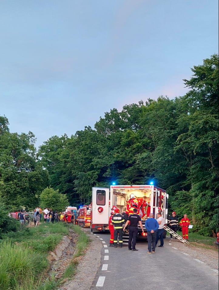 Accidentul cu opt victime din Bistrița-Năsăud, provocat de un tânăr de 16 ani. Băiatul era la volan și a murit pe loc, iar prietenii săi au ajuns la spital 903442