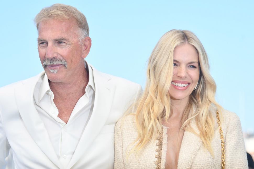 Momentul în care actorul Kevin Costner izbucnește în lacrimi, la Cannes, după prezentarea filmului pentru care și-a ipotecat casa 903428