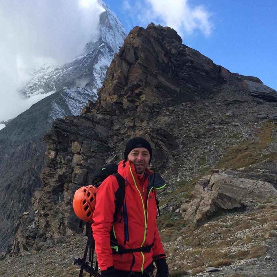 Un alpinist român a murit într-o tabără de pe Everest. Ghidul lui l-a găsit fără suflare, în cort 903435