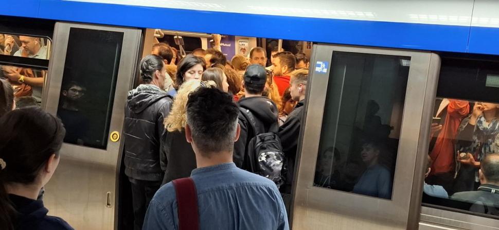 Circulaţie îngreunată la metrou, pe Magistrala 2, Pipera-Tudor Arghezi. Metrorex anunţă că echipele intervin pentru remedierea unor defecțiuni 903255