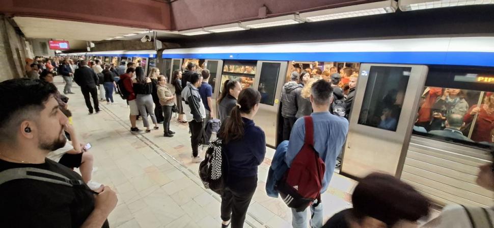 Circulaţie îngreunată la metrou, pe Magistrala 2, Pipera-Tudor Arghezi. Metrorex anunţă că echipele intervin pentru remedierea unor defecțiuni 903256