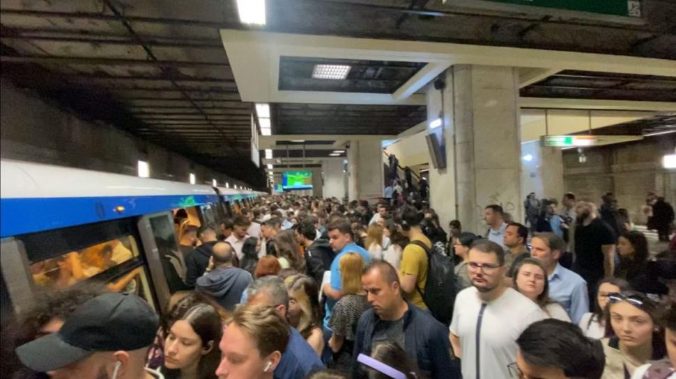 Circulaţie îngreunată la metrou, pe Magistrala 2, Pipera-Tudor Arghezi. Metrorex anunţă că echipele intervin pentru remedierea unor defecțiuni 903265