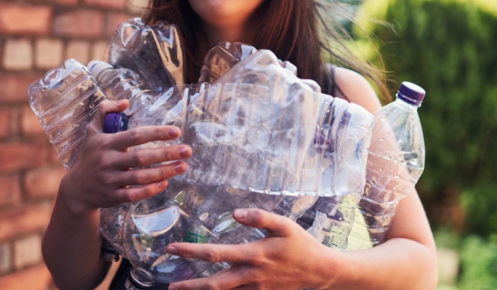 Banii pe care îi strâng într-o zi doi părinți din Vaslui, din sticle reciclate 903586