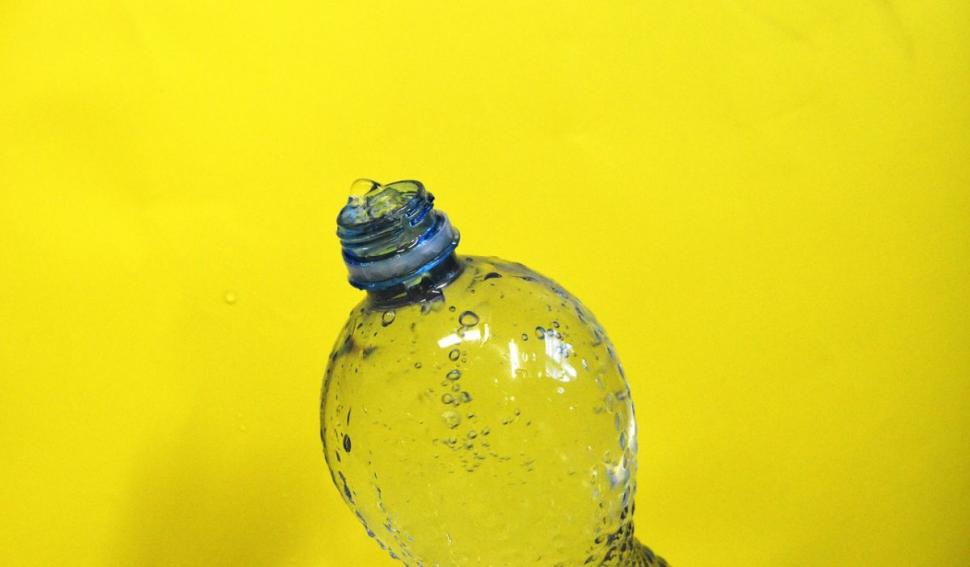 Banii pe care îi strâng într-o zi doi părinți din Vaslui, din sticle reciclate 903589