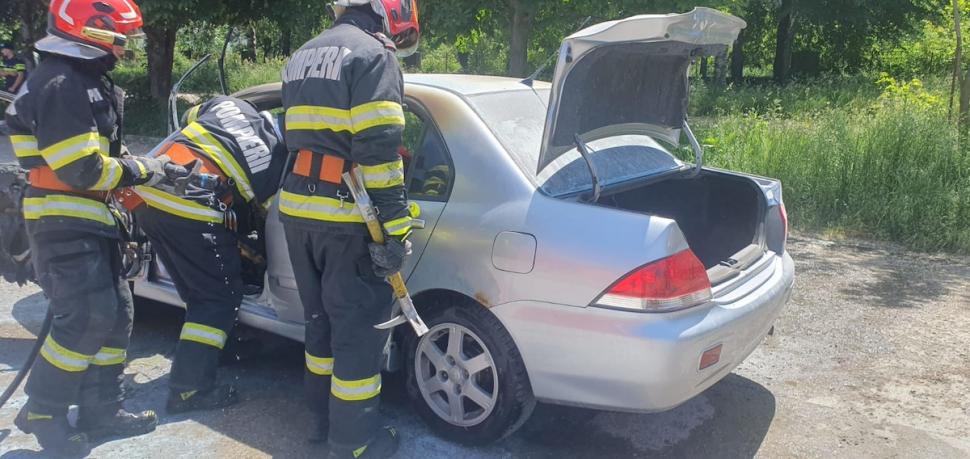 Explozie într-o parcare din Suceava! Un bărbat a murit carbonizat în propria mașină 903564