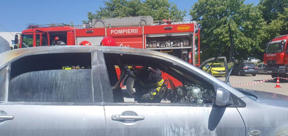 Explozie într-o parcare din Suceava! Un bărbat a murit carbonizat în propria mașină 903565