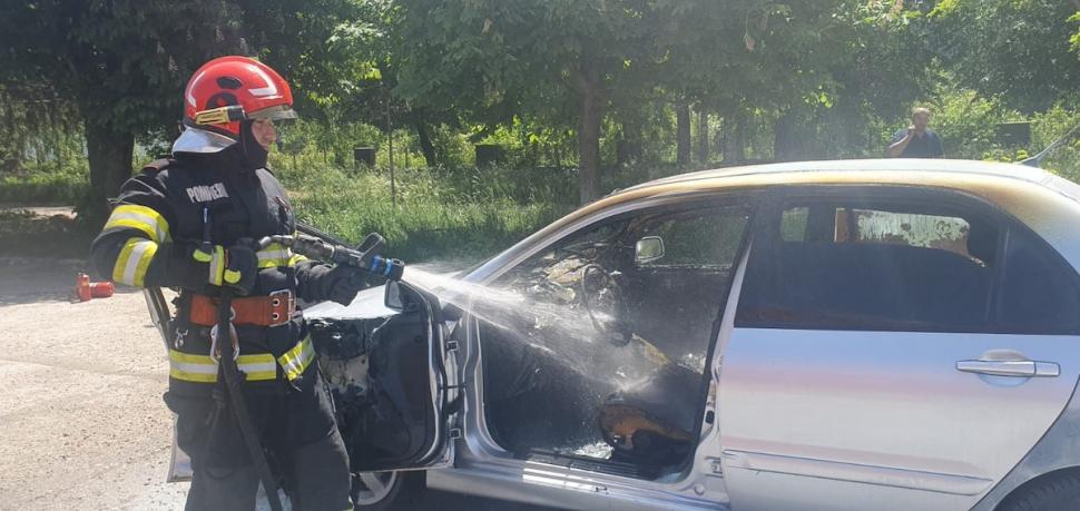 Explozie într-o parcare din Suceava! Un bărbat a murit carbonizat în propria mașină 903566