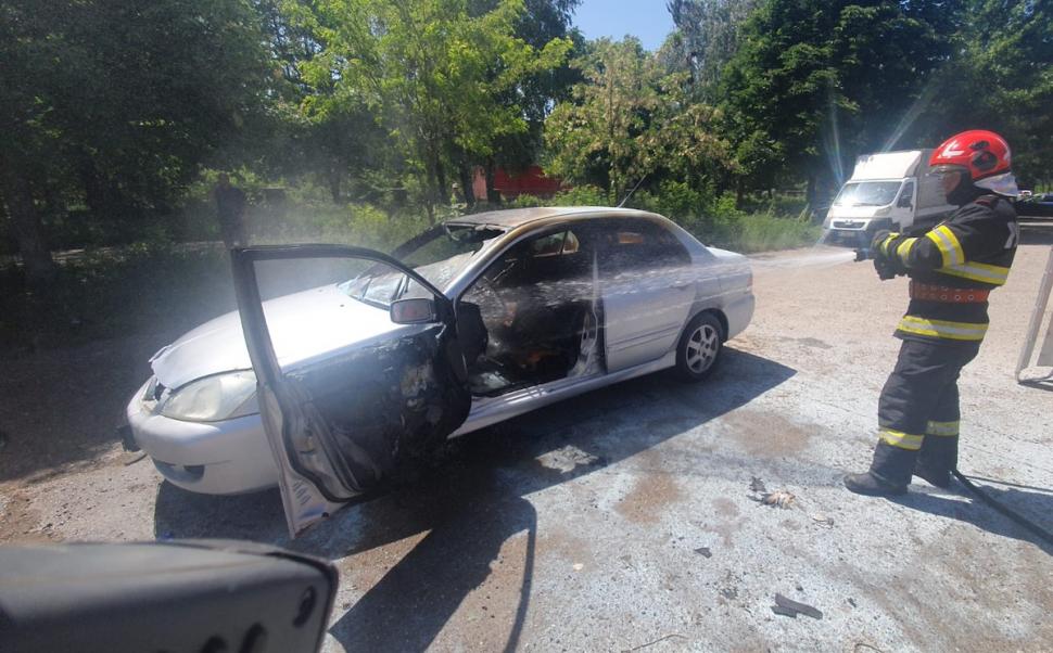 Explozie într-o parcare din Suceava! Un bărbat a murit carbonizat în propria mașină 903569