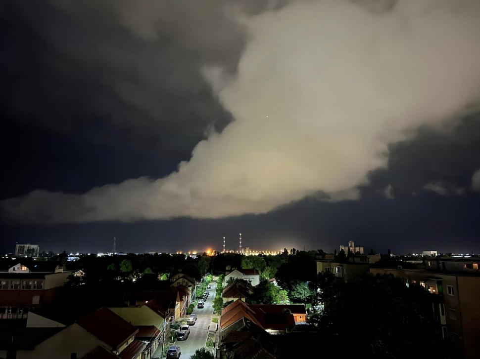 Fenomen meteo inedit pe cerul României, surprins la Arad: O furtună cu fulgere roz 903676