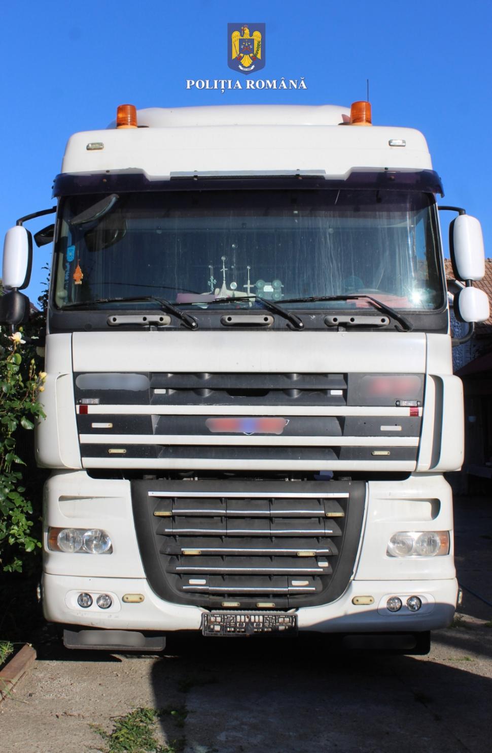 Mai mulţi şoferi români au furat un TIR cu mâncare din Belgia şi l-au adus acasă, în România, la Oneşti 903552