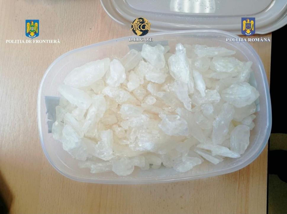 Şofer de TIR prins cu 40 de kilograme de droguri. Le-a ascuns în uşile camionului 903956