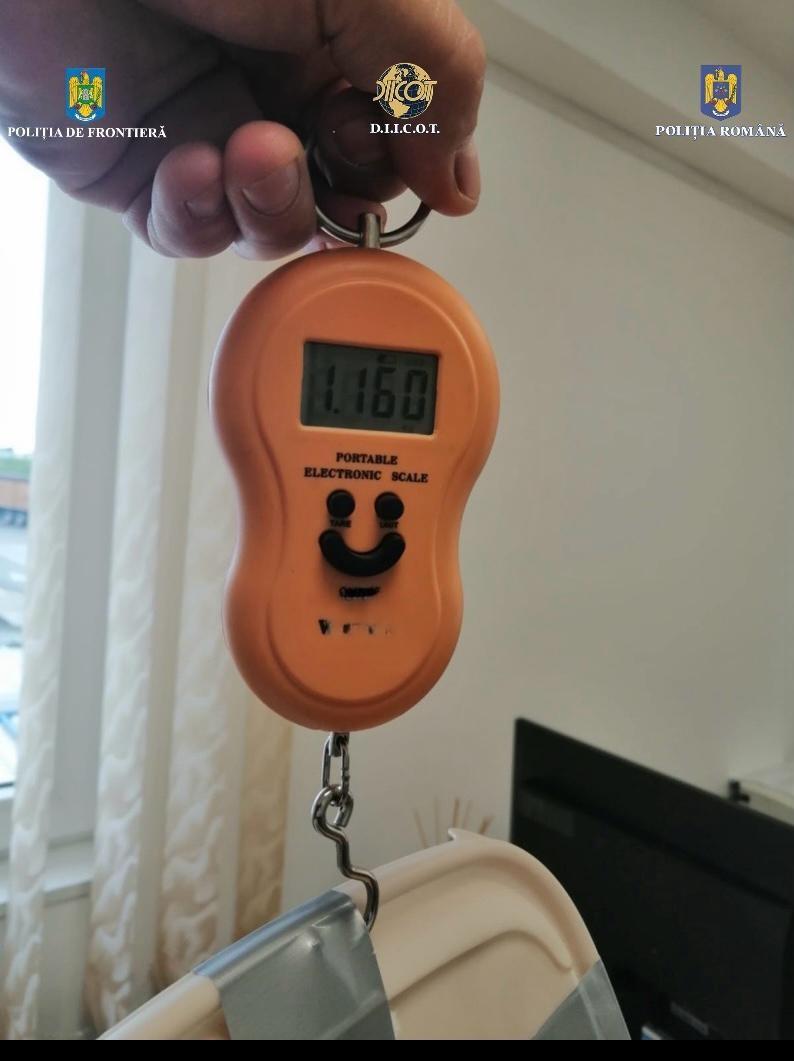 Şofer de TIR prins cu 40 de kilograme de droguri. Le-a ascuns în uşile camionului 903957