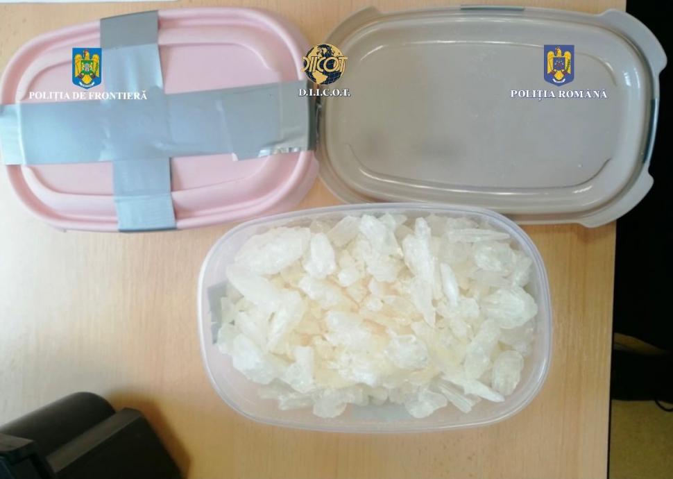 Şofer de TIR prins cu 40 de kilograme de droguri. Le-a ascuns în uşile camionului 903958