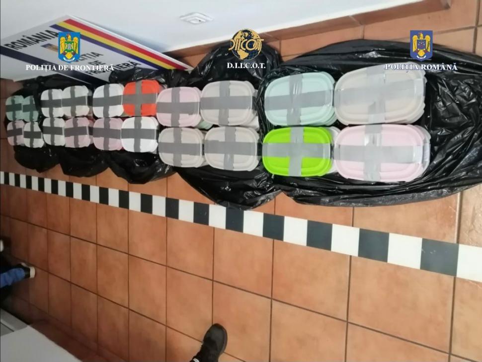 Şofer de TIR prins cu 40 de kilograme de droguri. Le-a ascuns în uşile camionului 903959