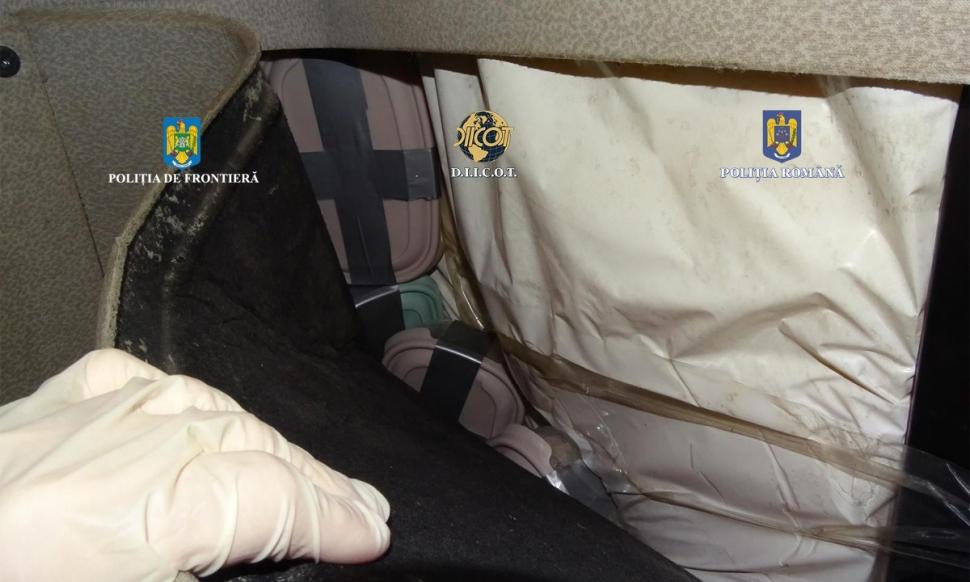 Şofer de TIR prins cu 40 de kilograme de droguri. Le-a ascuns în uşile camionului 903960