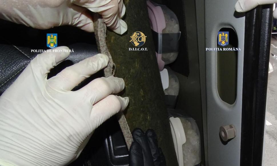 Şofer de TIR prins cu 40 de kilograme de droguri. Le-a ascuns în uşile camionului 903961