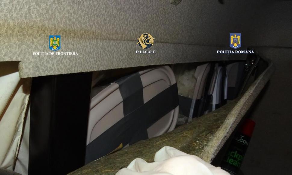Şofer de TIR prins cu 40 de kilograme de droguri. Le-a ascuns în uşile camionului 903963