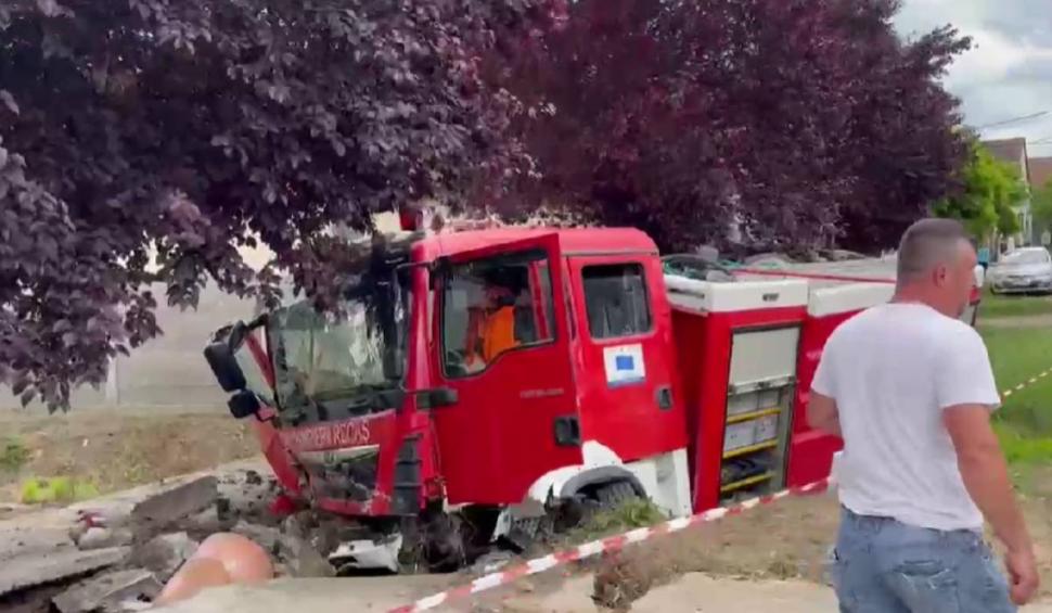 Şase pompieri răniţi, după ce autospeciala s-a răsturnat în urma unui accident cu o maşină, în Timiş 904111