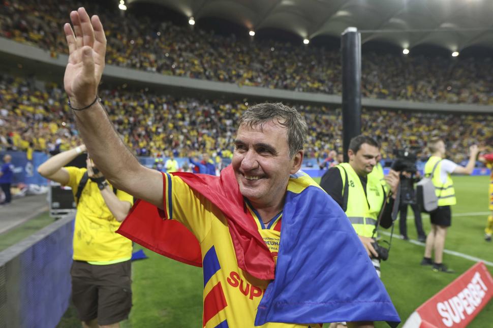 Peste 54.000 de fani şi-au luat "la revedere" de la naţionala lui Hagi 904141