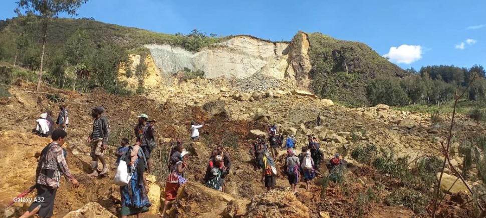 Alunecare de teren în Papua Noua Guinee. Cel puțin 2.000 de oameni au fost îngropați de vii 904291