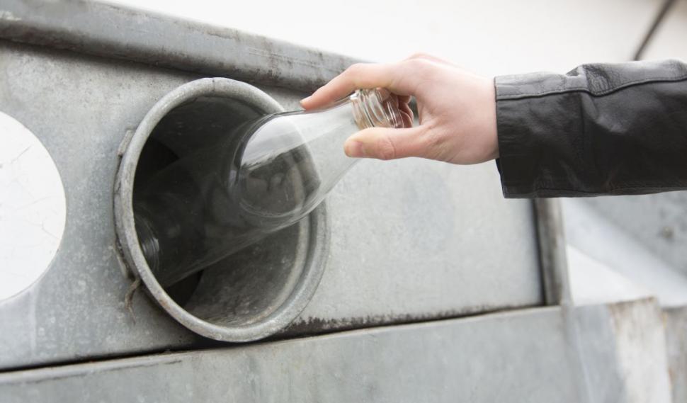 De ce sticlele goale returnabile sunt respinse de aparat şi de ce nu trebuie să le speli. 3 trucuri ca să-ţi iei banii înapoi pe ambalaje 904235