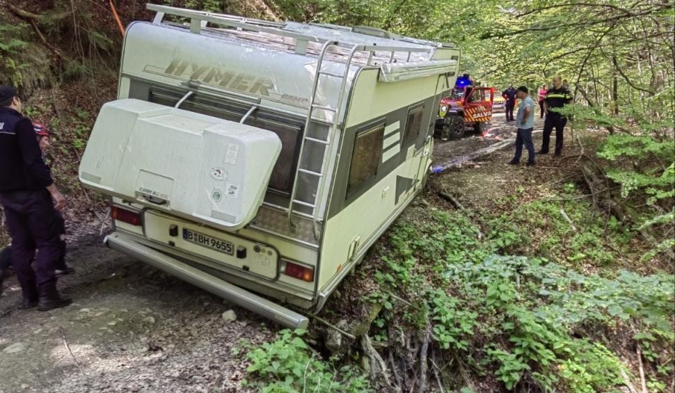 Turişti germani, aventură periculoasă în timpul vacanței lor în România. Au rămas cu rulota suspendată deasupra unei râpe 904546