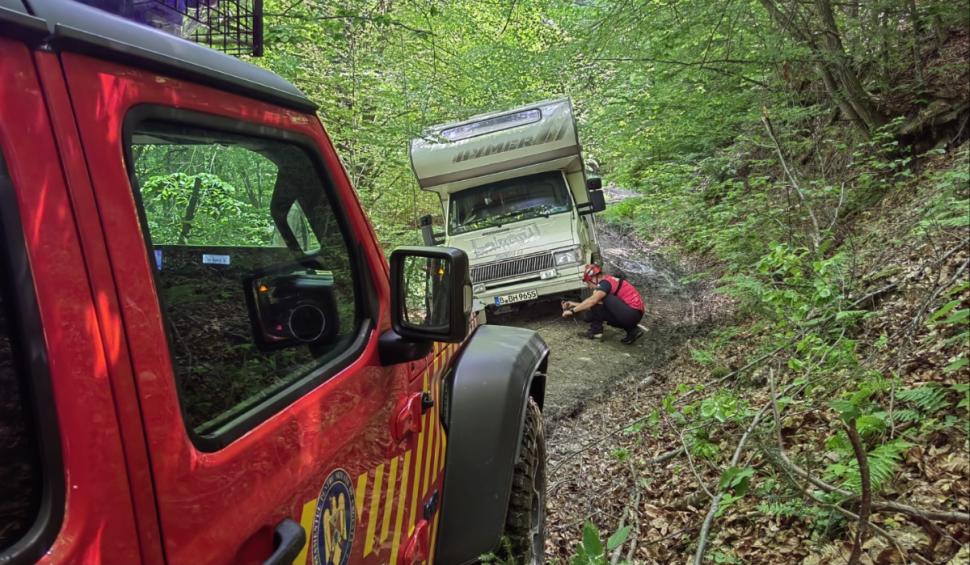Turişti germani, aventură periculoasă în timpul vacanței lor în România. Au rămas cu rulota suspendată deasupra unei râpe 904547