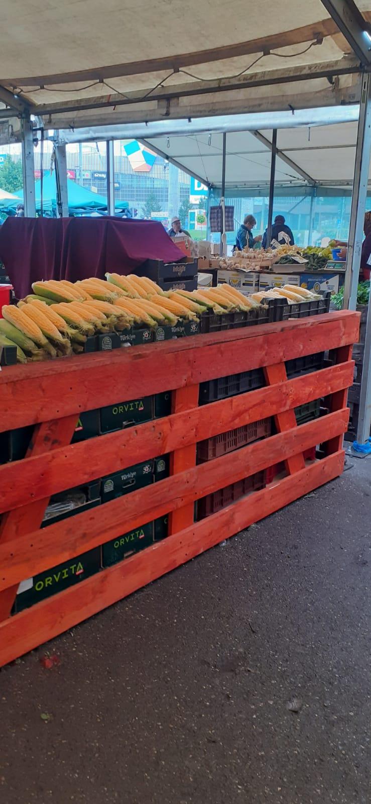 A apărut primul porumb pentru fiert din acest an! Prețul cu care se vinde în Piața Obor din București 904680