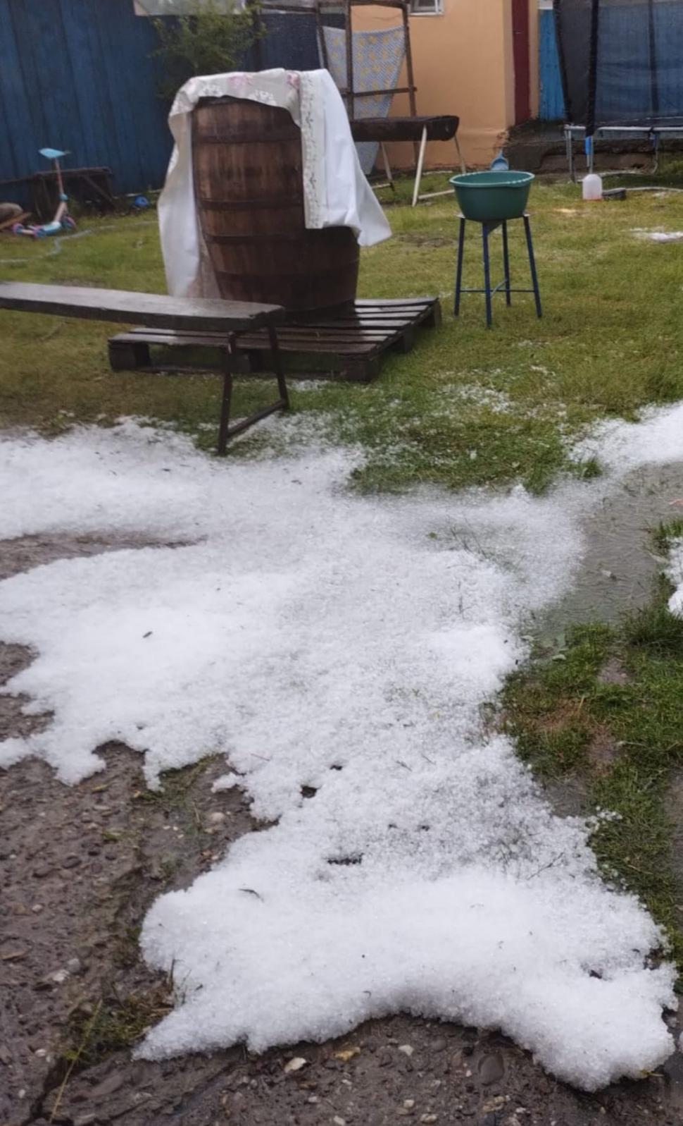 "Gheaţa cât cărămizile. Doamne fereşte!". Vremea rea a făcut ravagii | Zeci de gospodării şi culturi, distruse de grindină 904615