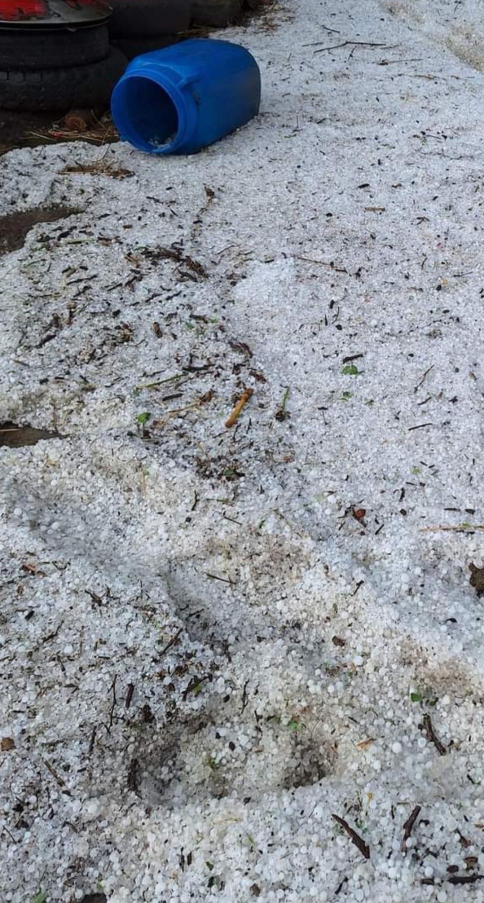 "Gheaţa cât cărămizile. Doamne fereşte!". Vremea rea a făcut ravagii | Zeci de gospodării şi culturi, distruse de grindină 904622