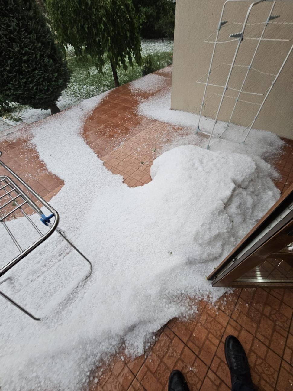 "Gheaţa cât cărămizile. Doamne fereşte!". Vremea rea a făcut ravagii | Zeci de gospodării şi culturi, distruse de grindină 904623