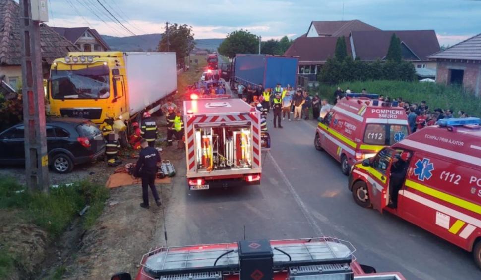 Opt persoane rănite, după ce două camioane şi o maşină s-au ciocnit violent, în localitatea Ciba din Mureş 904950