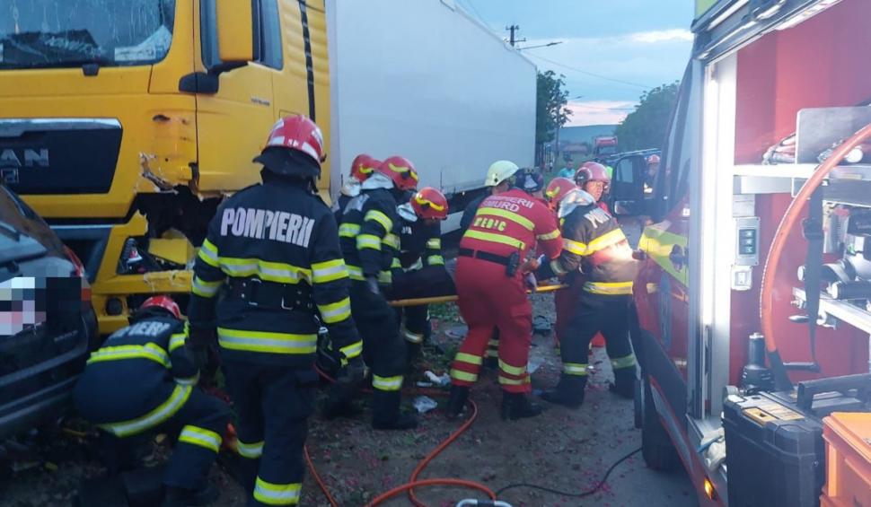 Opt persoane rănite, după ce două camioane şi o maşină s-au ciocnit violent, în localitatea Ciba din Mureş 904952