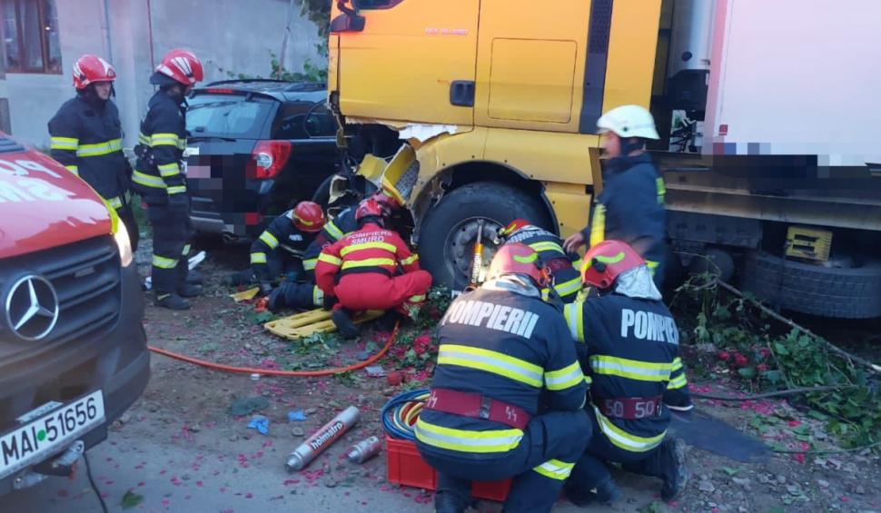 Opt persoane rănite, după ce două camioane şi o maşină s-au ciocnit violent, în localitatea Ciba din Mureş 904953