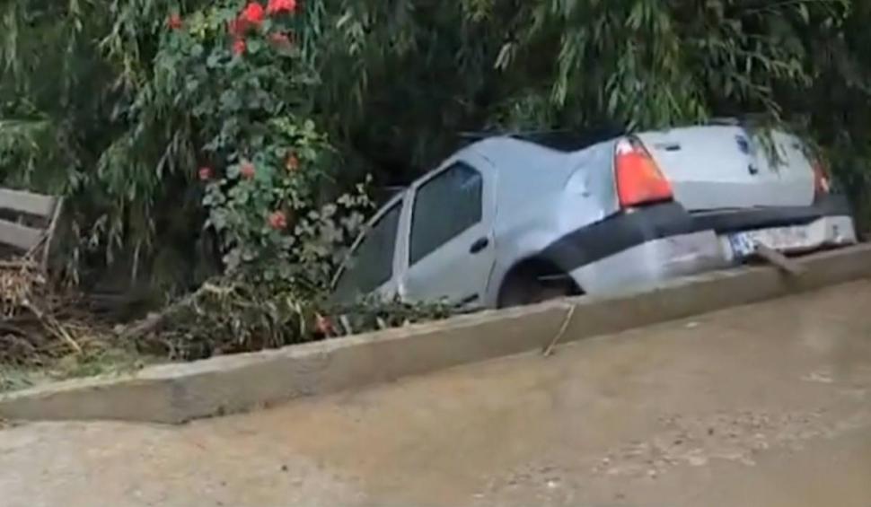 Ploile torențiale și vijeliile au făcut prăpăd în mai multe zone din țară. Străzi inundate, mașini avariate și culturi distruse  904828