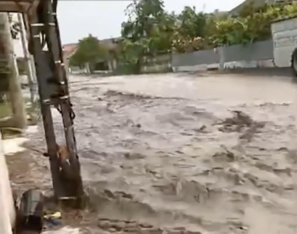 Ploile torențiale și vijeliile au făcut prăpăd în mai multe zone din țară. Străzi inundate, mașini avariate și culturi distruse  904830