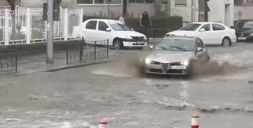 Ploile torențiale și vijeliile au făcut prăpăd în mai multe zone din țară. Străzi inundate, mașini avariate și culturi distruse  904831
