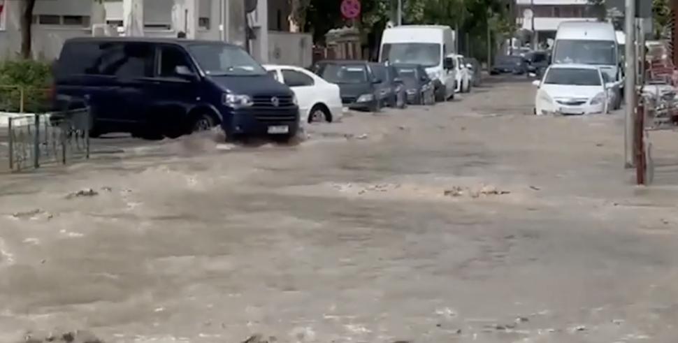 Ploile torențiale și vijeliile au făcut prăpăd în mai multe zone din țară. Străzi inundate, mașini avariate și culturi distruse  904832