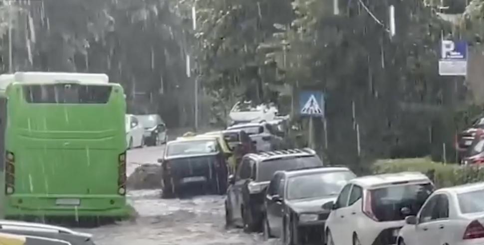 Ploile torențiale și vijeliile au făcut prăpăd în mai multe zone din țară. Străzi inundate, mașini avariate și culturi distruse  904833